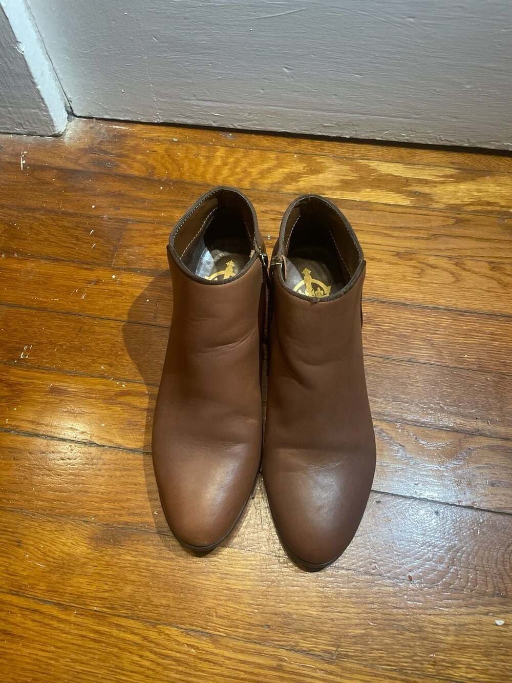 Crown Vintage Women's Brown Leather Almond Toe Ankle Booties size 8